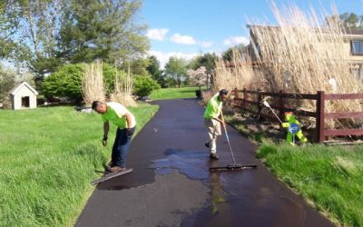 Driveway Sealcoating in Florida: How It Helps Protect Your Home’s Curb Appeal